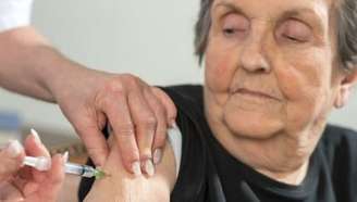 Pessoas acima dos 50 anos podem se vacinar contra sarampo em redes privadas e ações de bloqueio - Foto: Shutterstock