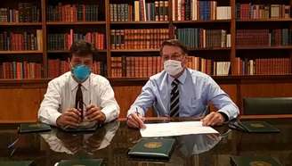 Presidente Jair Bolsonaro e o ministro da Saúde, Luiz Henrique Mandetta, usam máscaras cirúrgicas em live no Facebook