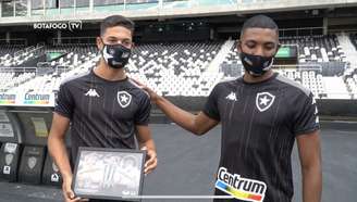 Sousa (à esquerda) e Kanu (à direita) foram formados na base do Glorioso (Foto: Reprodução/Botafogo TV)