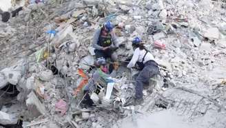 Equipes de resgate trabalham em escombros na Flórida
   Divulgação