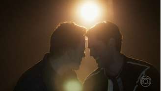 Beijo de Hugo e Enzo na novela "Cara e Coragem" foi bastante comentado na última segunda-feira (17)