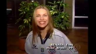 Renata Fan com a camisa do Corinthians em entrevista para a Globo (Reprodução/Globo)