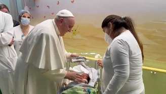 O papa Francisco batiza um bebê enquanto visita ala infantil do hospital Gemelli, onde está internado por  infecção respiratória
31/03/2023
Mídia do Vaticano/Divulgação via REUTERS