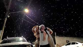 Moradores celebram a chegada da neve na Serra Catarinense