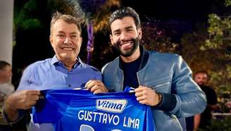 Pedro Lourenço, dono do Cruzeiro, posa com o cantor Gusttavo Lima