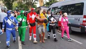 'Power rangers' prendem homem com 7 celulares em bloco no Carnaval de SP.