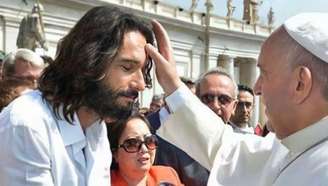 Francisco deu a benção ao ator Rodrigo Santoro entre os milhares de fiéis no Vaticano