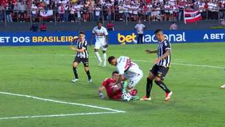 Momento do possível pênalti de Gabriel Brazão em Matheus Alves. 