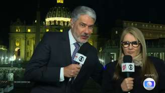 Bonner se estica para dar um abraço em Ilze, que parece ficar 'congelada'