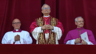 O papa Leão XIV não abriu mão das tradicionais vestes usadas pelos pontífices