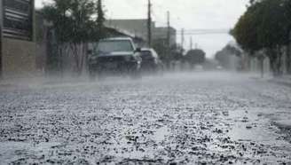 Imagem mostra rua com neve.