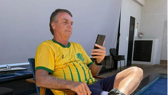 O ex-presidente Jair Bolsonaro (PL) apareceu usando tornozeleira em um vídeo postado e posteriormente apagado por Flávio Bolsonaro