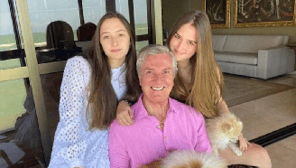 Fernando Collor ao lado das filhas, Cecile e Celine, de 19 anos 