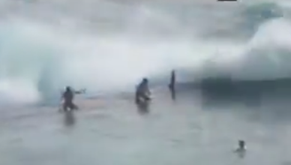 O momento em que a onda gigante atingiu os turistas foi registrado em vídeos