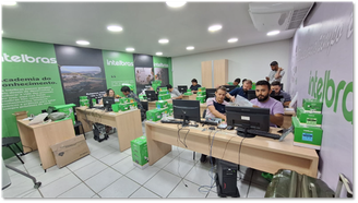 Referência: Pessoas em Aula. imagem extraída do Blog Intelbras   link: https://cursos.intelbras.com.br/portal/layout/927/uploads/593/sistema/portal/Sala_Itec_-_Alarme_Center_23112023143214.png