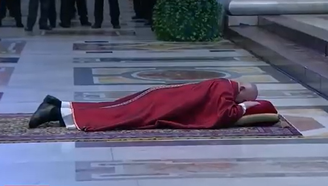 Momento de prostração feito pelo Papa Francisco no Vaticano