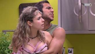 Matheus Lisboa tenta conter Ana Paula Renault durante briga com Renan no BBB 16