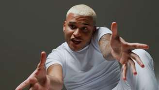 Anderson Neiff em cena de clipe de uma de suas músicas no YouTube. Cantor foi baleado após ataque a tiros em SP.