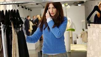 Andrea Sachs com o famoso suéter na fase 'patinho feio', quando é criticada pela maneira de se vestir