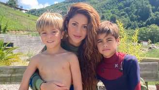 Shakira com os filhos  Milan, de 13 anos, e Sasha, de 11