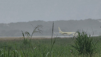 Avião saiu da pista regular de pouso, mas está em área de segurança do aeroporto