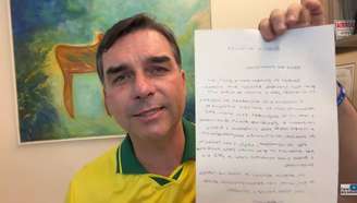 Em live, Flávio Bolsonaro lê carta assinada pelo pai