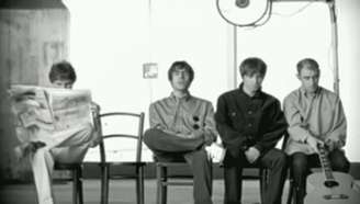 Cena do clipe de 'Wonderwall' (1995), da banda britânica Oasis