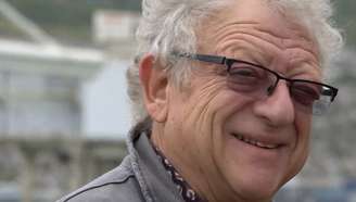 Jeremy Thomas, produtor de cinema britânico, morreu em 11 de setembro de 2026; na imagem, em cena do documentário 'As Tempestades de Jeremy Thomas' (2021)