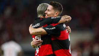 Arrascaeta e Jorginho comemoram gol do Flamengo contra o RB Bragantino pela 28ª rodada do Brasileirão