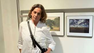 A fotógrafa Renata Siqueira Bueno na abertura de sua exposição em SP
