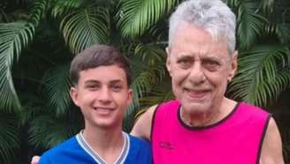 O menino Miguel e Chico Buarque.