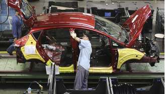 <p>Um funcionário trabalha em um carro da Ford em uma fábrica da companhia em São Bernardo do Campo, São Paulo</p>