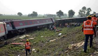 <p>Equipes de resgate trabalham no descarrilamento do trem Rajdhani Express, no distrito de Saran, estado de Bihar, na Índia, nesta quarta-feira, 25 de junho</p>