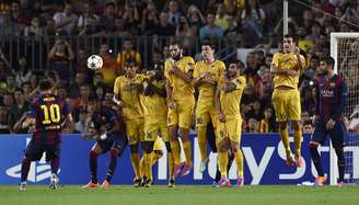 <p>Lionel Messi arrisca cobrança de falta no duelo entre Barcelona e Apoel; confira a seguir mais imagens da rodada de quarta-feira da Liga dos Campeões.</p>