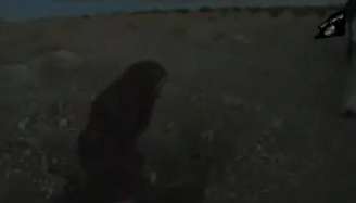 Em um vídeo divulgado pelos jihadistas, a mulher aparece amarrada e recebe pedradas de vários homens ao seu redor
