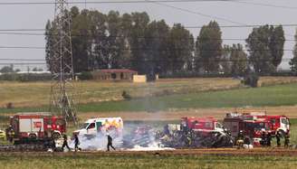 Equipes de emergência na trabalham no local onde caiu um avião militar, em Sevilha