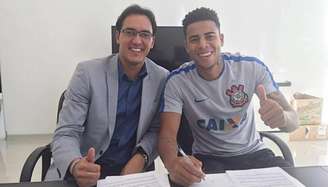Gustavo 'assinou' com o Corinthians ao lado de seu empresário na quinta-feira 