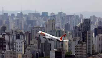 Avião da Gol sobrevoa cidade de São Paulo
11/09/2017 REUTERS/Paulo Whitaker