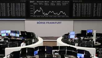 Gráfico do índice DAX é fotografado na Bolsa de Frankfurt. 08/07/2020. REUTERS/Staff.
