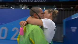 Bronze na piscina, ouro no amor: Bruno Fratus ganhou beijão de sua mulher e treinadora Michelle Lenhardt