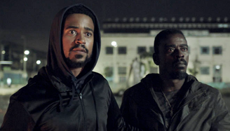 Alfred Enoch e Seu Jorge em cena do filme 'Medida Provisória'