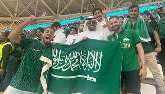 Torcedores sauditas celebram vitória contra a Argentina na Copa do Mundo