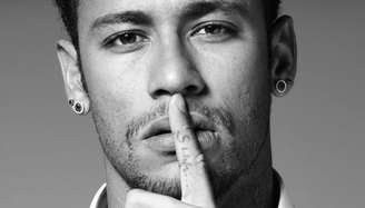 Neymar usa a tatuagem ‘Shhh...’ no dedo para pedir aos críticos que se calem; serve também a quem fala demais buscando a fama instantânea 