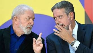 O presidente Lula (PT) e o presidenta da Câmara, Arthur Lira (PP-AL), em evento oficial.