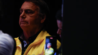 O ex-presidente da República Jair Messias Bolsonaro chora atrás do palco durante a exibição de um vídeo feito pela sua família no encerramento do seminário