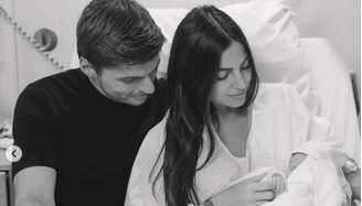 Max Verstappen e Kelly Piquet após o nascimento da filha Lily