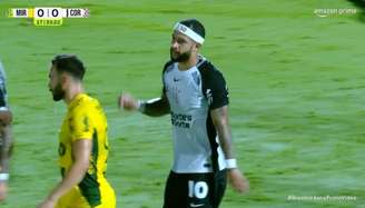 Memphis Depay perdeu cobrança de pênalti após cavar 