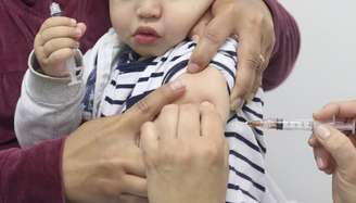 Vacina contra a meningite é aplicada na rede pública em bebês aos três, cinco e 12 meses de idade, protegendo contra doença grave.