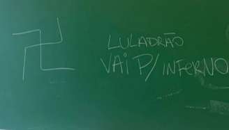 Suástica e críticas ao presidente Lula foram desenhados em lousa na PUC-SP
