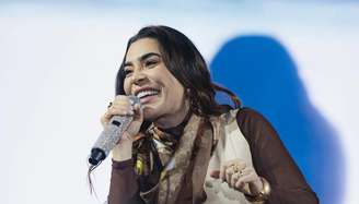 Naiara Azevedo se apresentando 